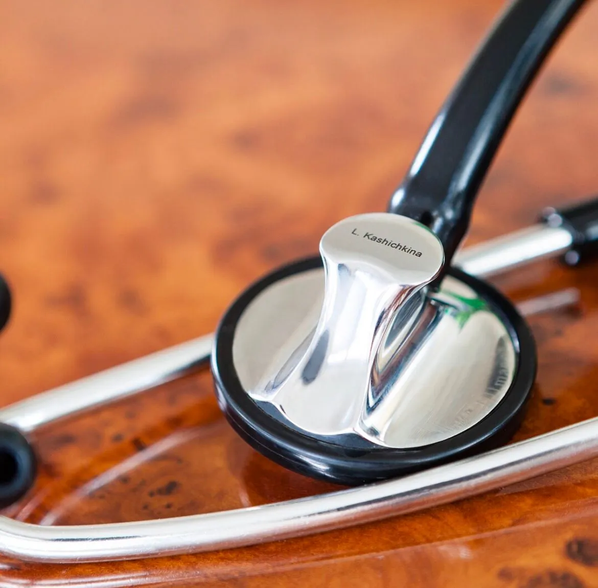 Kashichkina – Hausarzt & Fachärztin für Innere Medizin – Dies ist ein 3M Littmann Master Cardiology Stethoskop mit einem maßgeschneiderten Bruststück mit der Gravur „L. Kashichkina“.